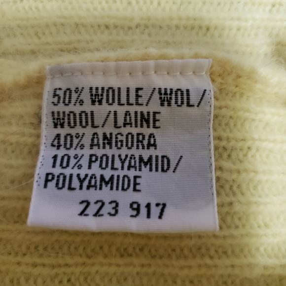 Beautiful Yellow Wool Angora I V-neck Sweater - Picture 12 of 12